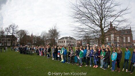 14-04-2013_herdenking_door_scholen_bij_monument_terpelkwijkpark_02.jpg
