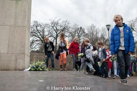 14-04-2013_herdenking_door_scholen_bij_monument_terpelkwijkpark_06.jpg