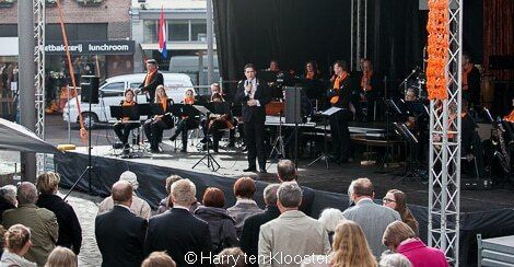 30-04-2013_vlaghijsen_grotemarkt_seremonie_grotekerk-loco._rene_de_heer_01.jpg