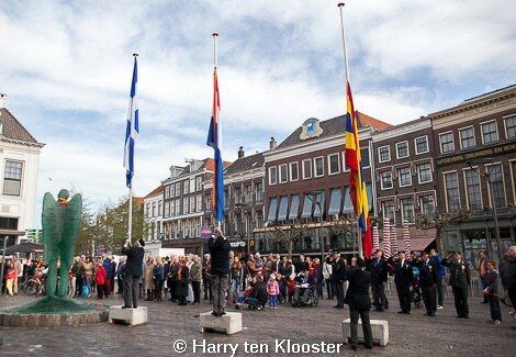 30-04-2013_vlaghijsen_grotemarkt_seremonie_grotekerk-loco._rene_de_heer_02.jpg