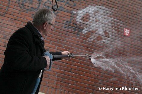 23-04-2012_verwijderen_graffiti_nieuwstraat-roggestraat_04.jpg
