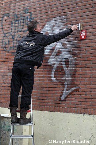 23-04-2012_verwijderen_graffiti_nieuwstraat-roggestraat_05.jpg