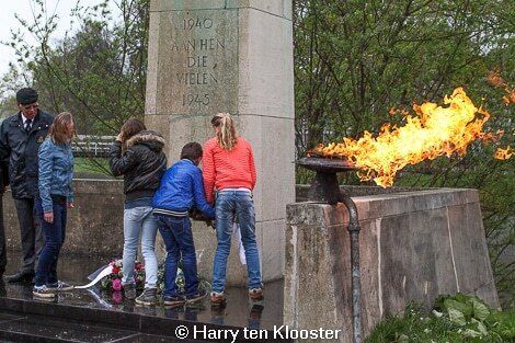 14-04-2014_herdenking_bij_monument-terpelkwijkpark_07.jpg