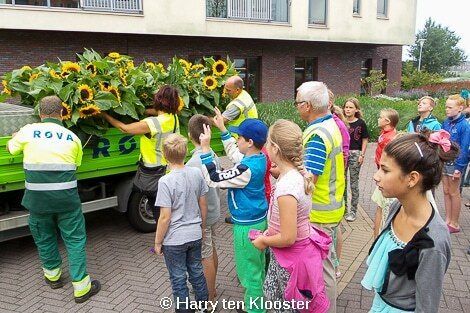 07-08-2014_kinderen_geven_zonnebloemen-het_zonnehuis_01.jpg