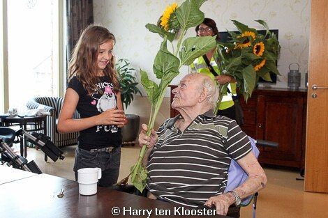 07-08-2014_kinderen_geven_zonnebloemen-het_zonnehuis_05.jpg