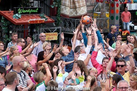 13-08-2014_spelers_pec_geven_ballen_aan_publiek_kermis_grotemarkt_05.jpg