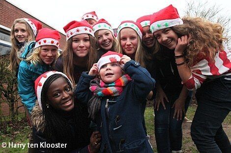 19-12-2012_grote_kerstmutsen_aktie_bij_de_thorbecke_sg-dr_van_heesweg_05.jpg