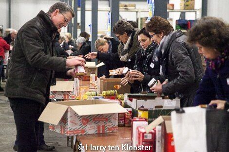 18-12-2013_vrijwilligers_aan_de_slag_met_kerstpakketten_02.jpg