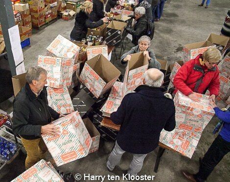 18-12-2013_vrijwilligers_aan_de_slag_met_kerstpakketten_05.jpg