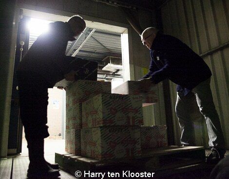 18-12-2013_vrijwilligers_aan_de_slag_met_kerstpakketten_08.jpg