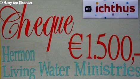 21-07-2011_overhandiging_cheque_herman_living_water_ministroies_ichtus_3.jpg