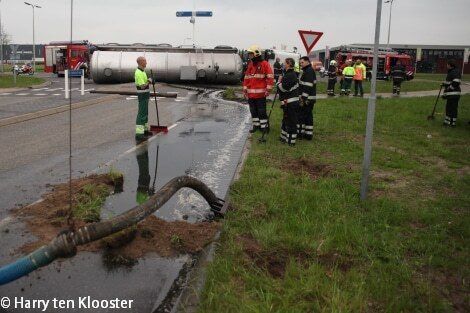 04-05-2012_vrachtauto_met_giertank_op_rotonde_omgevallen_1.jpg
