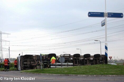 04-05-2012_vrachtauto_met_giertank_op_rotonde_omgevallen_4.jpg