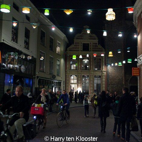 01-11-2013_lampenkappen_verlichting_sassenstraat_ontstoken_06.jpg