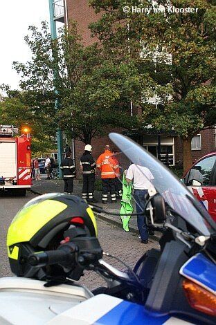 25-09-2011_brandweer_rukt_uit_naar_flat_geert_grotestraat_oorzaak_gaslucht_3.jpg