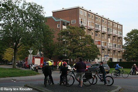 25-09-2011_brandweer_rukt_uit_naar_flat_geert_grotestraat_oorzaak_gaslucht_4.jpg