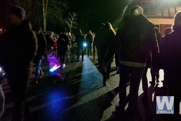 Zwollenaren lopen massaal lichtjeswandeling door het Engelse Werk - Foto: Ellen la Faille