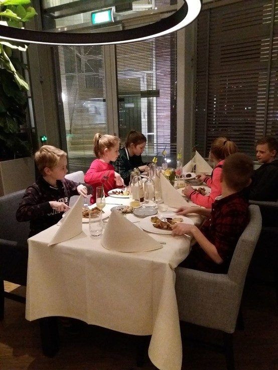 Winnende groep 8 van Op Weg uit Haarle dineert bij Deltion Zwolle - Foto: Ingezonden foto
