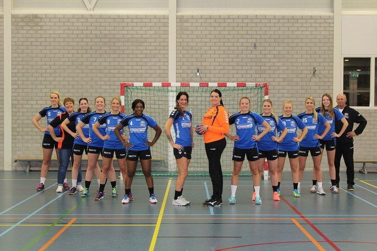 Travelbags/HV Zwolle handbalvrouwen breiden voorsprong uit op concurrentie na winst op Duiven - Foto: Barbara Timmermans