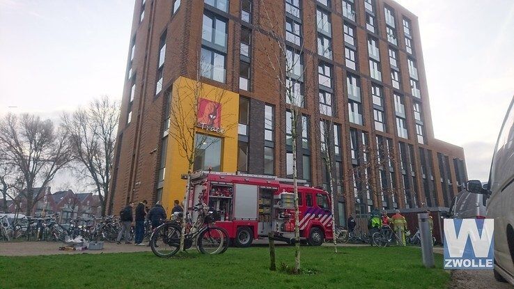 Gewonde en grote evacuatie door brand in Zwolle - Foto: Arjan Mazee