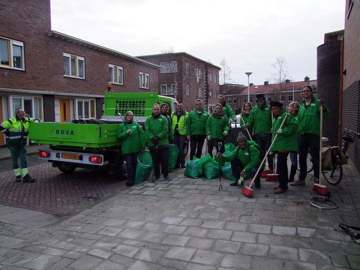 GroenLinks helpt in Zwolle mee met opruimen vuurwerkafval - Foto: Ingezonden foto