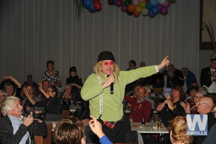 Show en gezelligheid bij Seniorencarnaval - Foto: Hans Platje