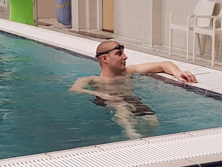 Olympisch kampioen Maarten van der Weijden nam een duik in het zwembad van Vogellanden - Foto: Ingezonden foto