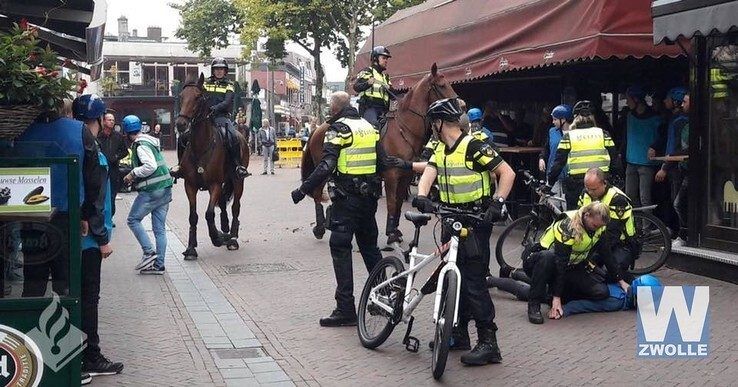 Vechtende jongeren in de Voorstraat - Foto: Facebookpagina Politie Zwolle