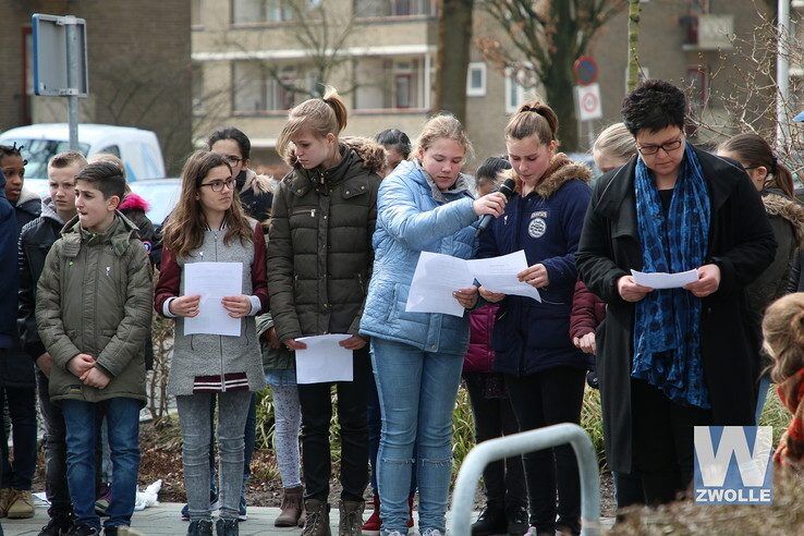 Leerlingen van basisschool De Springplank verzorgen herdenkingsplechtigheid bij monument Meppelerstraatweg - Foto: Jan van der Meulen
