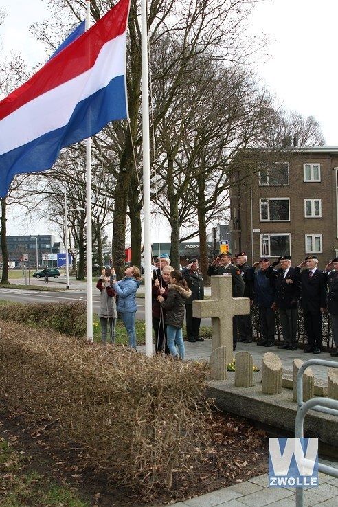 Leerlingen van basisschool De Springplank verzorgen herdenkingsplechtigheid bij monument Meppelerstraatweg - Foto: Jan van der Meulen