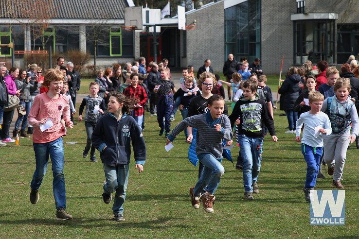 Leerlingen zetten zich in tijdens sponsorloop voor Spieren voor Spieren - Foto: Jan van der Meulen