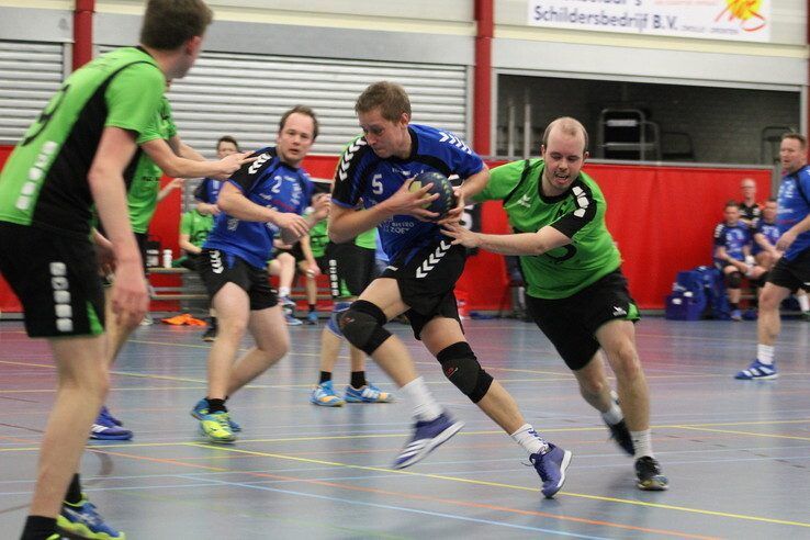 Handballers Travelbags/HV Zwolle te laat op stoom om achterstand om te gooien - Foto: Barbara Timmermans