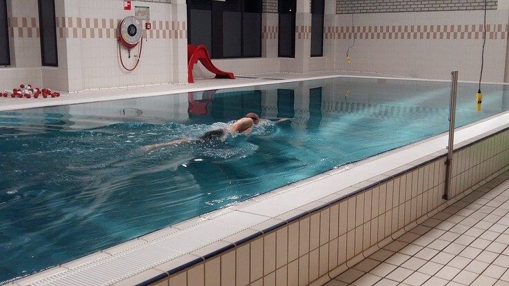 Olympisch kampioen Maarten van der Weijden nam een duik in het zwembad van Vogellanden