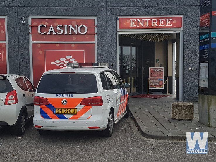 Politie zoekt man met hond als belangrijke getuige gewapende overval op casino - Foto: Arjen van der Zee