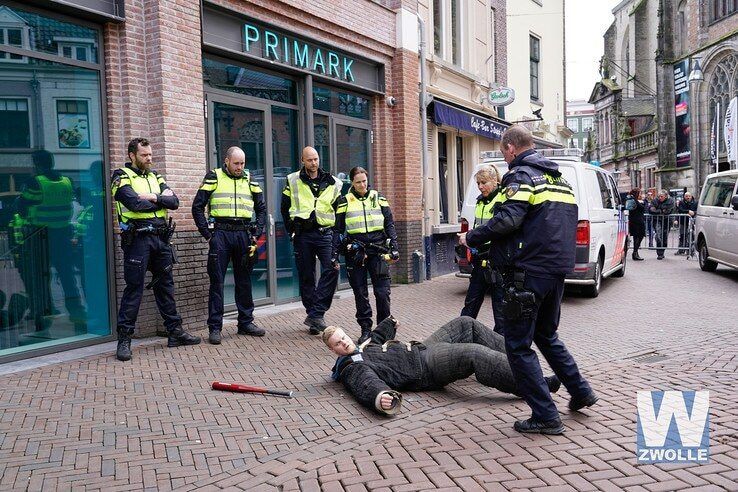 Politieoefening in de Voorstraat in Zwolle - Foto: Gonny van Duinen Fotografie