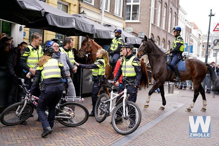 Politieoefening in de Voorstraat in Zwolle - Foto: Gonny van Duinen Fotografie