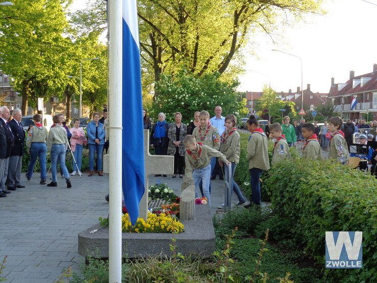 Herdenking bij monument aan de Meppelerstraatweg - Foto: Henk van Raaij