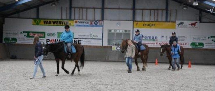 Kledinginzameling: “Help een gehandicapt kind op het paard!”