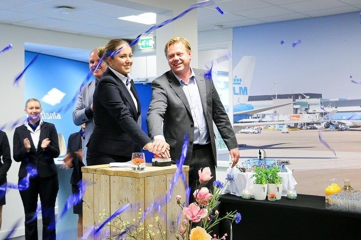 Manager KLM opent Boeing 747 bij Landstede in Zwolle