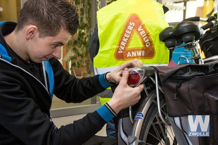 Gratis reparatie fietsverlichting in Stadshagen - Foto: Repair Cafe Stadshagen