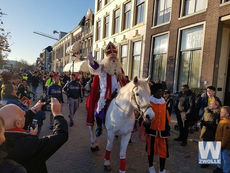 Kinderen genieten ongestoord van Sinterklaasintocht in Zwolle - Foto: Arjen van der Zee
