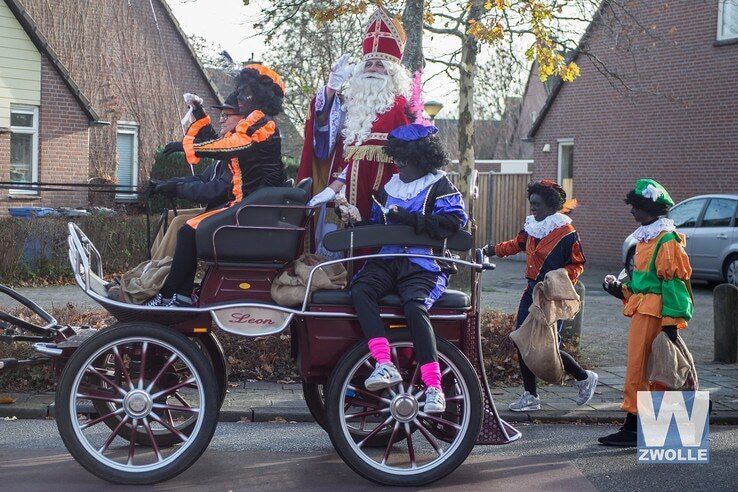Sinterklaas per koets aangekomen in Westenholte - Foto: Rob Jager