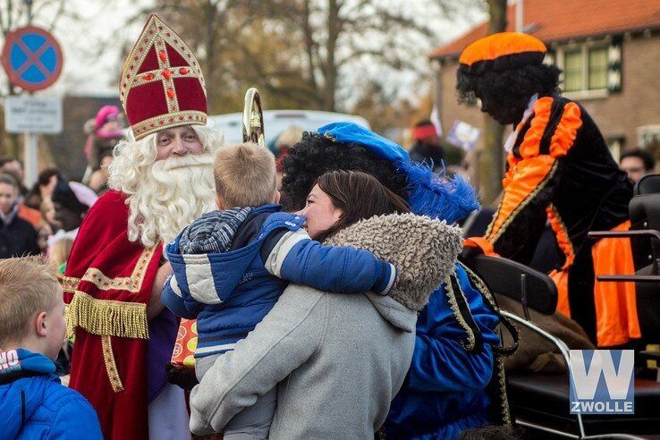 Sinterklaas per koets aangekomen in Westenholte - Foto: Rob Jager
