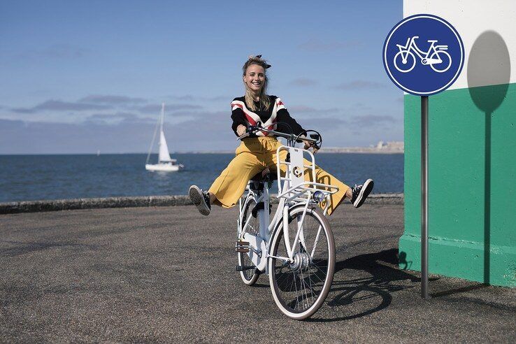 Fietsmerk Cortina past fietsbord aan naar Zwols straatbeeld