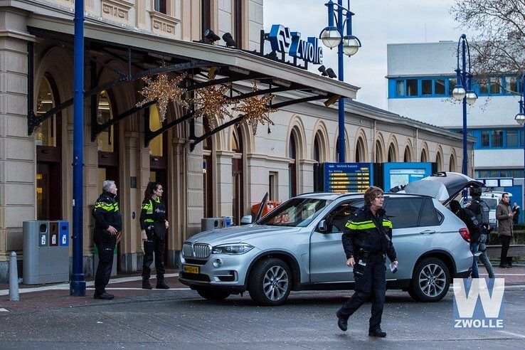 Arrestatieteam haalt reizigers uit trein op station Zwolle - Foto: Rob Jager