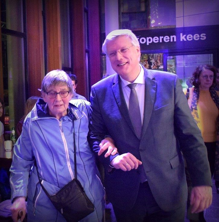 Commissaris van de Koning als zorgzame gastheer voor ouderen - Foto: Janita van Eeden