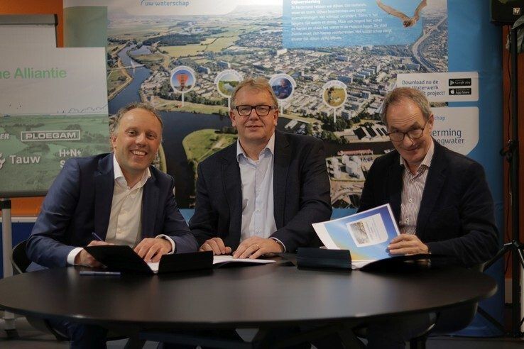 Contract dijkversterking Stadsdijken Zwolle ondertekend - Foto: Ingezonden foto