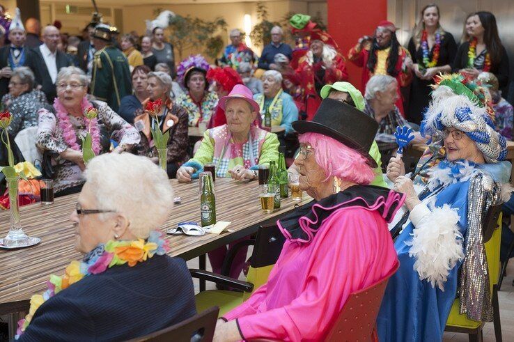 Senioren in Fermate trappen Zwols carnaval af