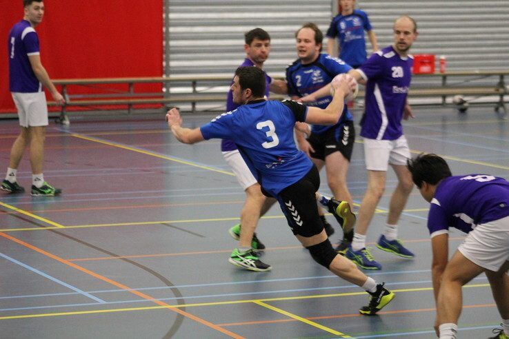 Travelbags/HV Zwolle handballers kwamen langzaam op stoom en begon laat met het eigen snelle spel - Foto: Barbara Timmermans