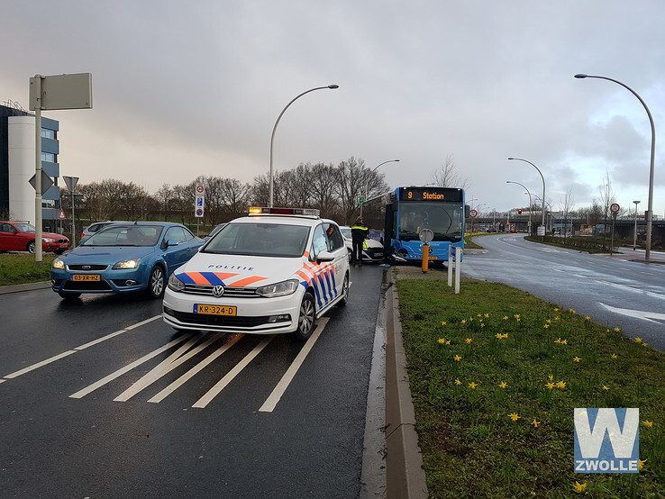 Ongeval tussen personenauto en volle scholierenbus - Foto: Arjen van der Zee